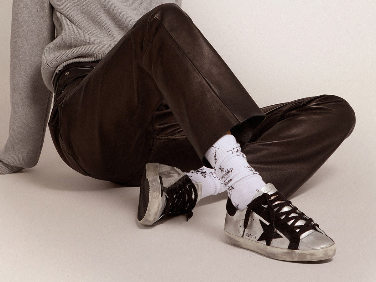 GOLDEN GOOSE حذاء Super-Star نسائي من الجلد الفضي بلمسات متباينة