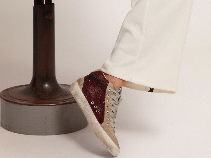 حذاء رياضي ميد ستار من GOLDEN GOOSE باللون الأحمر الداكن اللامع مع لمسات من جلد الشامواه بلون رمادي داكن ونجمة جلدية بيضاء