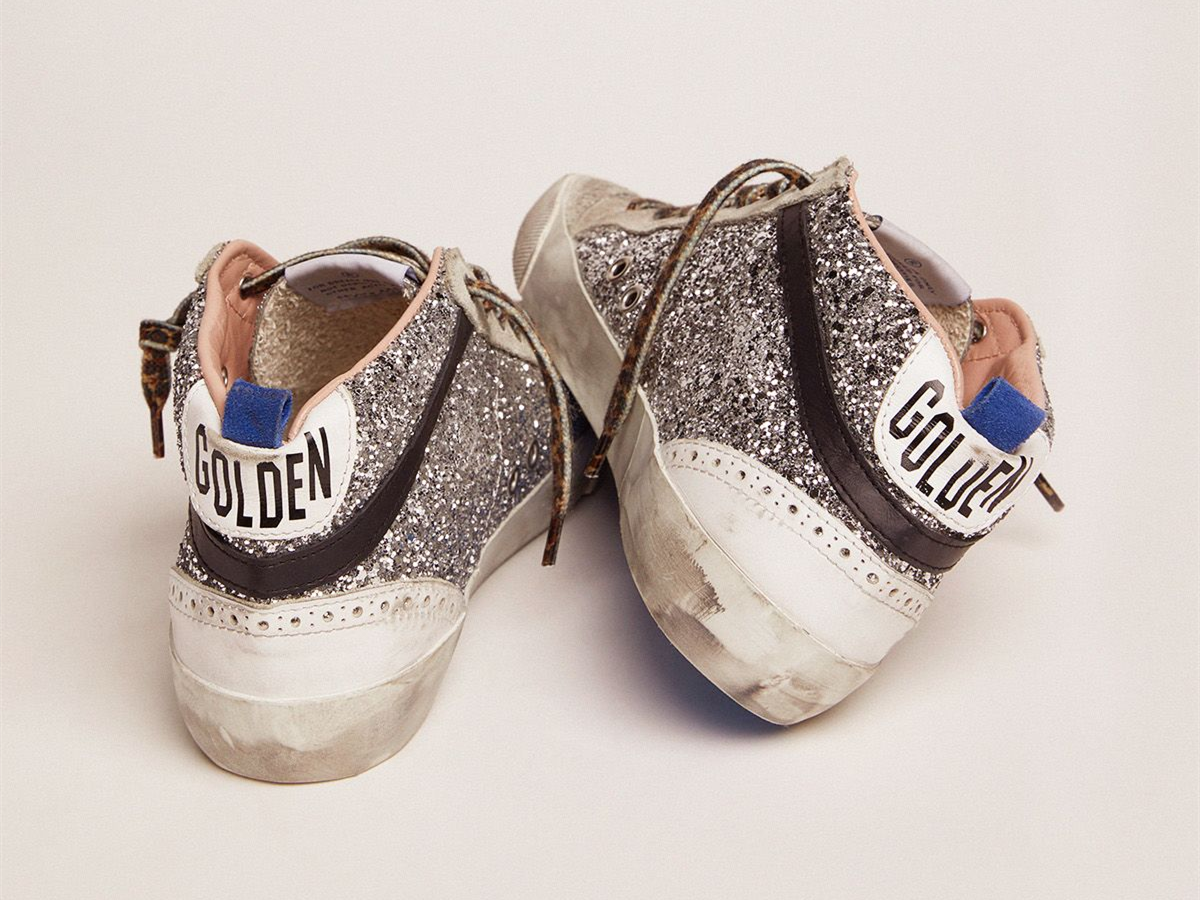 حذاء سنيكرز ميد ستار من GOLDEN GOOSE بجهة علوية لامعة باللون الفضي ونجمة باللون الوردي الباهت