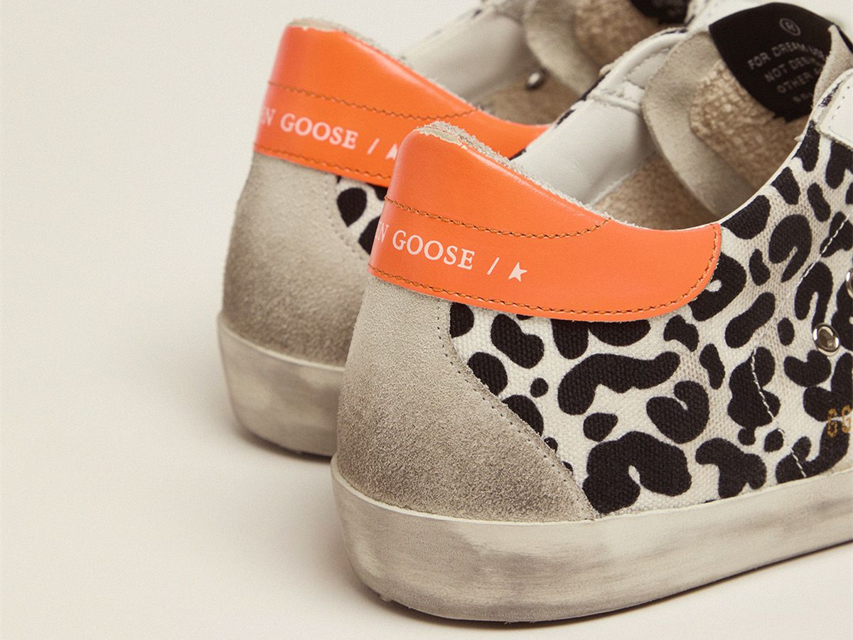 حذاء سنيكرز "سوبر-ستار" بنقشة جلد الفهد والنيون من GOLDEN GOOSE