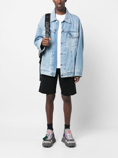 Off-white Bermuda shorts with arrows on the back black