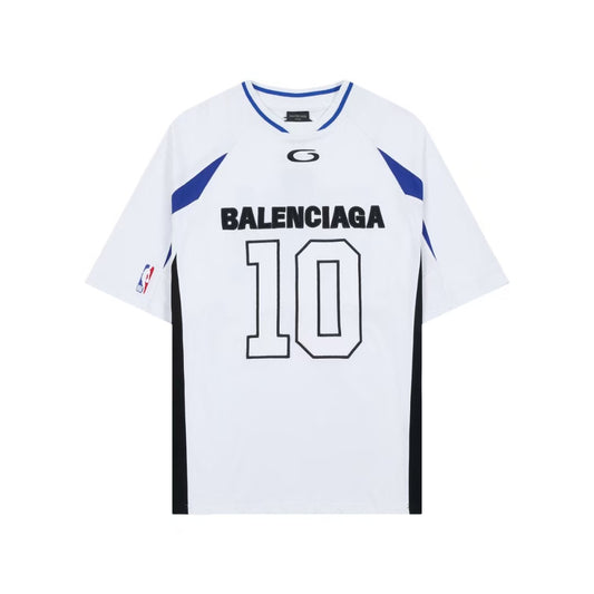 Balenciaga Sportswear × NBA Collaboration Collection SS26: Tech Mesh Fabric Formed Round-neck Short-sleeved Color-Contrasting Stripes Artwork Embroidery T-shirt. Loose fit. Men's style.