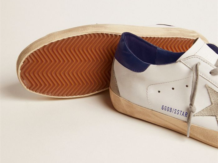 حذاء سنيكرز Super-Star من GOLDEN GOOSE مع نجمة سويديّة وعروة كعب زرقاء