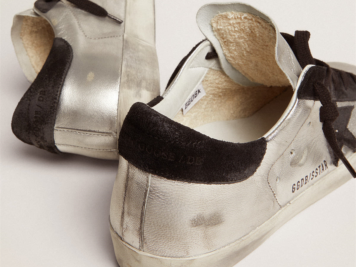 GOLDEN GOOSE حذاء Super-Star نسائي من الجلد الفضي بلمسات متباينة