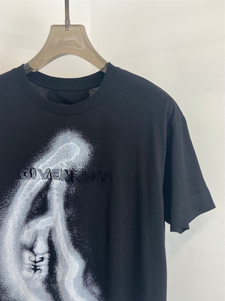 GIVENCHY 4G T-SHIRT WITH TAG EFFECT MOON PRINT IN BLACK – GTS011