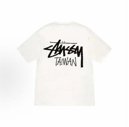Stussy SS25 Taiwan-exclusive logo letter print loose round-neck comfortable casual short-sleeved American retro T-shirt. Men's and women's versions available.