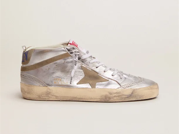 حذاء سنيكرز ميد ستار من GOLDEN GOOSE من الجلد المعدني الفضي مع نجمة وخطين متقاطعين من جلد الشامواه بلون رمادي داكن