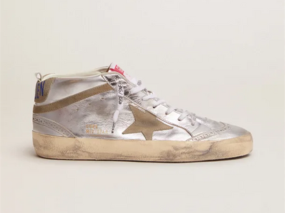 حذاء سنيكرز ميد ستار من GOLDEN GOOSE من الجلد المعدني الفضي مع نجمة وخطين متقاطعين من جلد الشامواه بلون رمادي داكن