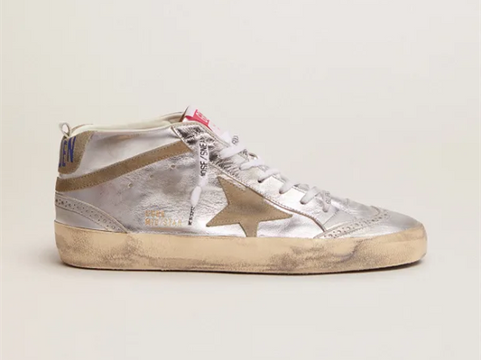 حذاء سنيكرز ميد ستار من GOLDEN GOOSE من الجلد المعدني الفضي مع نجمة وخطين متقاطعين من جلد الشامواه بلون رمادي داكن