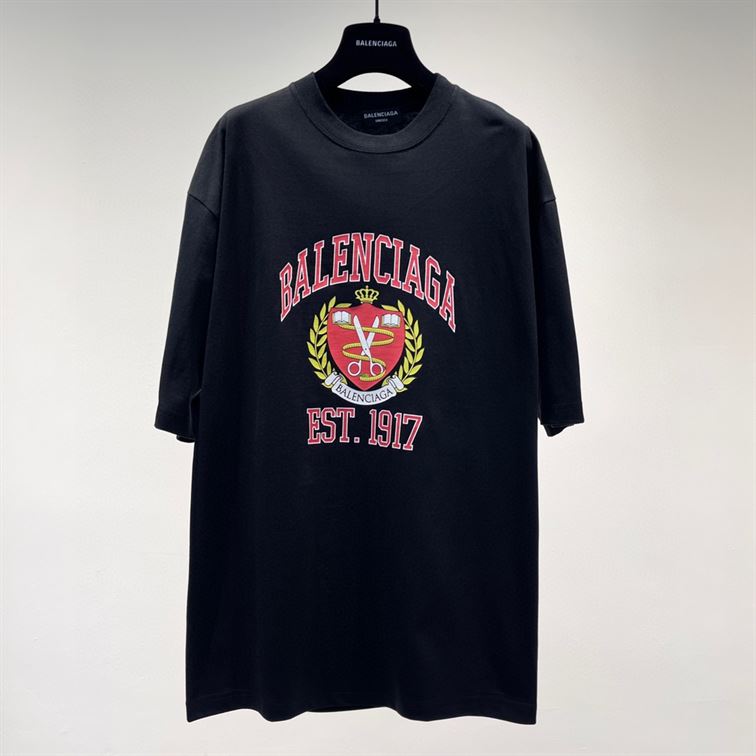 BALENCIAGA MEN’S COLLEGE T-SHIRT MEDIUM FIT IN BLACK – BAS010