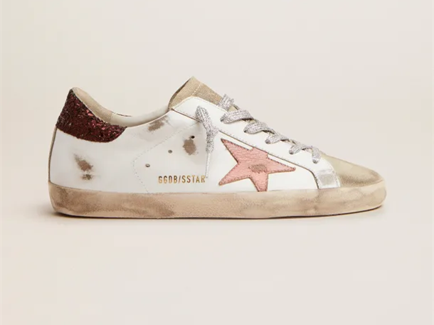 حذاء رياضي Super-Star من GOLDEN GOOSE بكعب لامع بني ونجمة جلدية وردية متشققة