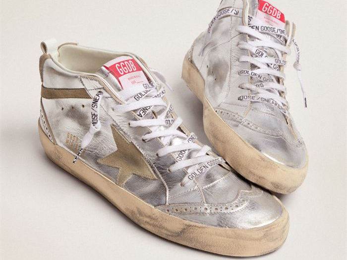 حذاء سنيكرز ميد ستار من GOLDEN GOOSE من الجلد المعدني الفضي مع نجمة وخطين متقاطعين من جلد الشامواه بلون رمادي داكن