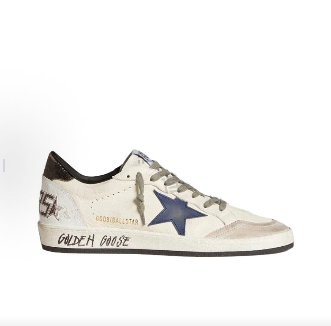 Golden Goose Ball Star حذاء سنيكرز رجالي من جلد الغنم بأسلوب ذيل أسود ونقشة النجوم المستوحاة من الجرافيتي، ومقدمة دائرية، ونمط رباط، وقصة منخفضة (أبيض)