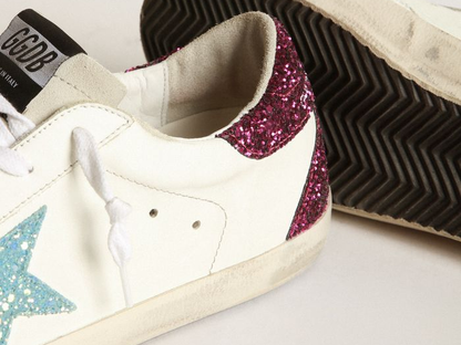 GOLDEN GOOSE حذاء سنيكرز Super-Star بنجمة براقة زرقاء فاتحة وعلامة كعب براقة أرجوانية
