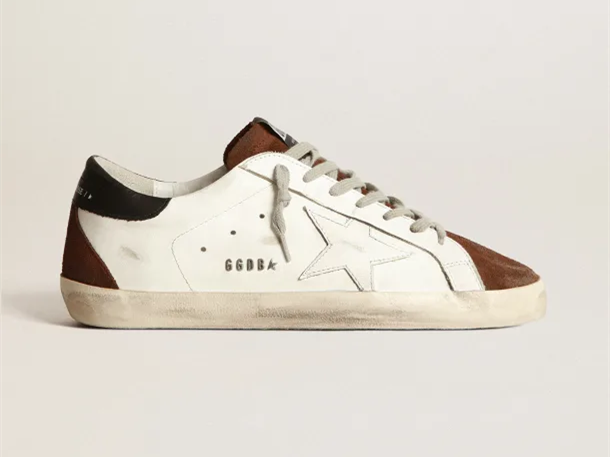 حذاء رياضي سوبر ستار بلونين أبيض وبني من GOLDEN GOOSE