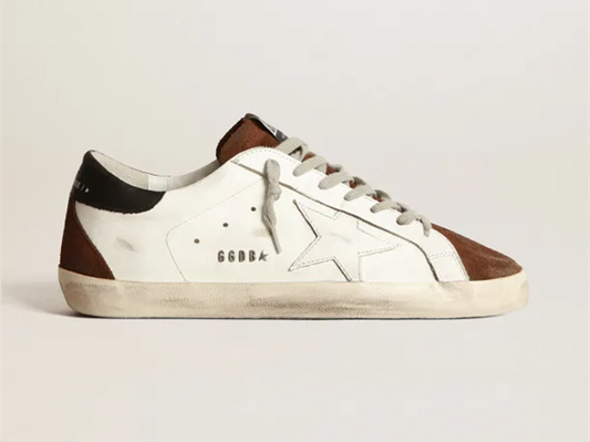حذاء رياضي سوبر ستار بلونين أبيض وبني من GOLDEN GOOSE