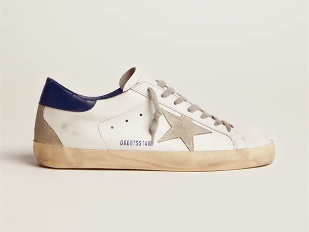 حذاء سنيكرز Super-Star من GOLDEN GOOSE مع نجمة سويديّة وعروة كعب زرقاء
