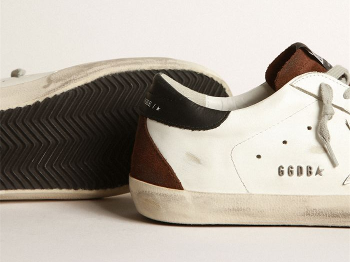 حذاء رياضي سوبر ستار بلونين أبيض وبني من GOLDEN GOOSE