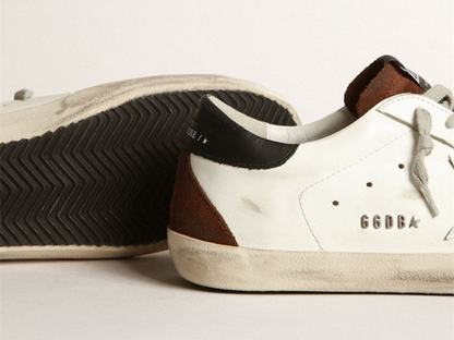 حذاء رياضي سوبر ستار بلونين أبيض وبني من GOLDEN GOOSE