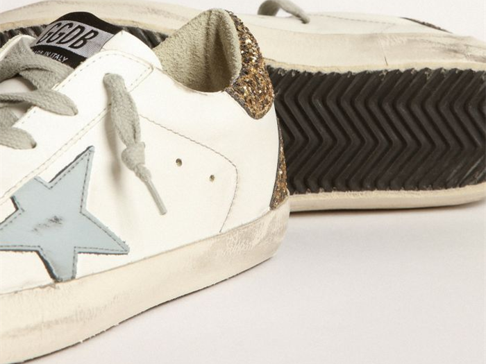 حذاء سنيكرز سوبر ستار من GOLDEN GOOSE بنجمة جلدية زرقاء فاتحة وعلامة كعب بطبعة جلد التمساح الذهبية اللامعة