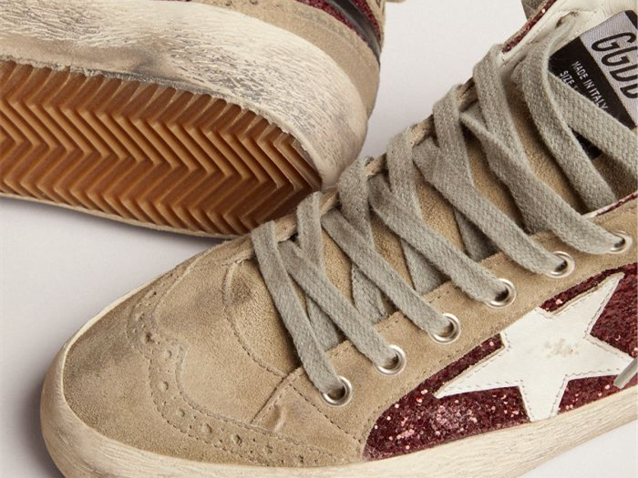 حذاء رياضي ميد ستار من GOLDEN GOOSE باللون الأحمر الداكن اللامع مع لمسات من جلد الشامواه بلون رمادي داكن ونجمة جلدية بيضاء