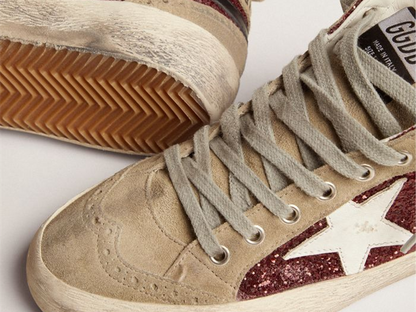 حذاء رياضي ميد ستار من GOLDEN GOOSE باللون الأحمر الداكن اللامع مع لمسات من جلد الشامواه بلون رمادي داكن ونجمة جلدية بيضاء