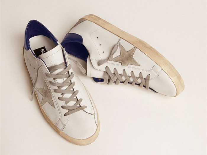 حذاء سنيكرز Super-Star من GOLDEN GOOSE مع نجمة سويديّة وعروة كعب زرقاء