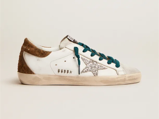 أحذية سنيكرز سوبر ستار من جولدن غوس، بنجمة لامعة فضية وعروة كعب من جلد الغزال بطبعة الفهد