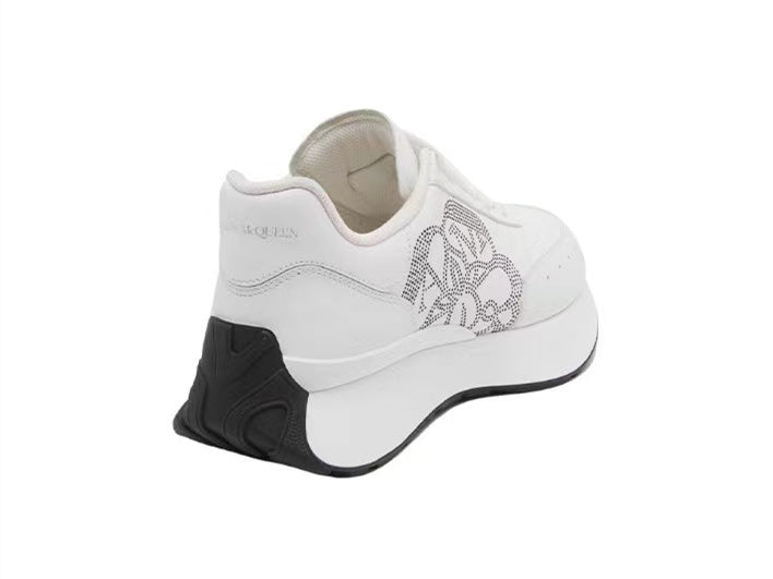 Alexander Mcqueen Women's Sprint Runner in White/silver/black