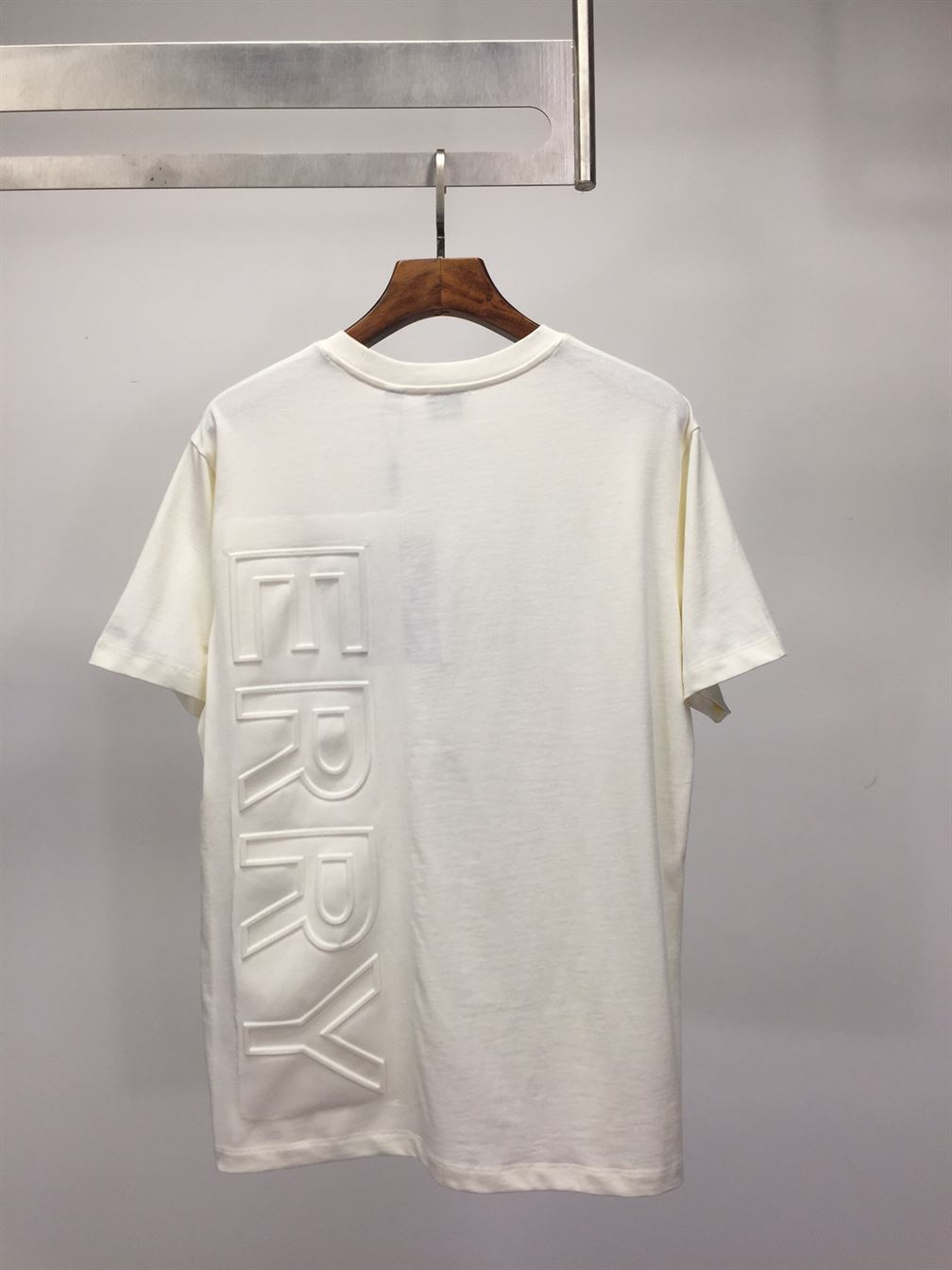 BURBERRY EMBOSSED LOGO COTTON OVERSIZED T-SHIRT – BRS024