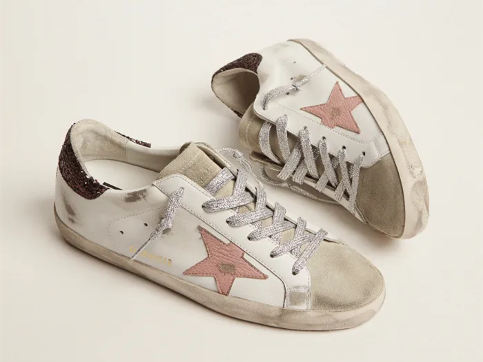 حذاء رياضي Super-Star من GOLDEN GOOSE بكعب لامع بني ونجمة جلدية وردية متشققة
