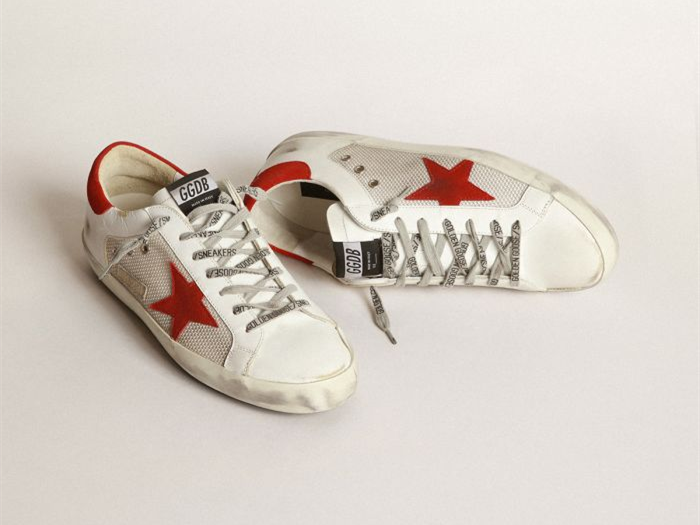 GOLDEN GOOSE حذاء سنيكرز Superstar أبيض من الجلد بنجمة حمراء