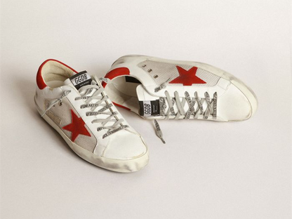 GOLDEN GOOSE حذاء سنيكرز Superstar أبيض من الجلد بنجمة حمراء
