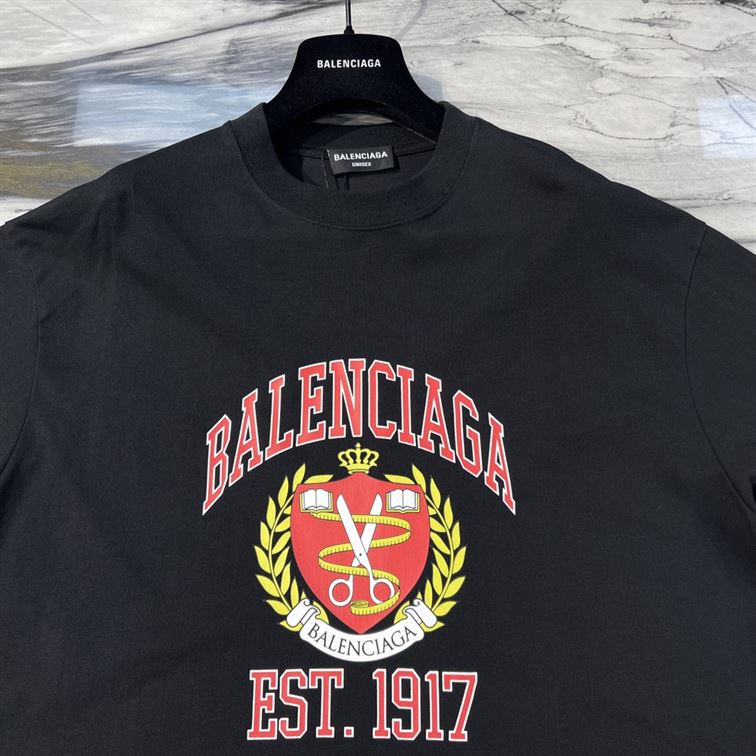 BALENCIAGA MEN’S COLLEGE T-SHIRT MEDIUM FIT IN BLACK – BAS010