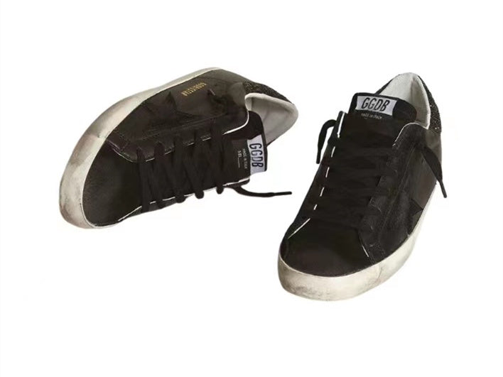 GOLDEN GOOSE حذاء سوبر ستار من جلد النابا الأسود مع نجمة سوداء وعروة كعب لامعة