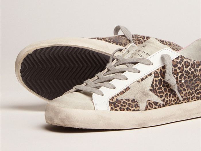 GOLDEN GOOSE حذاء سنيكرز سوبر ستار من الشامواه بطبعة الفهد