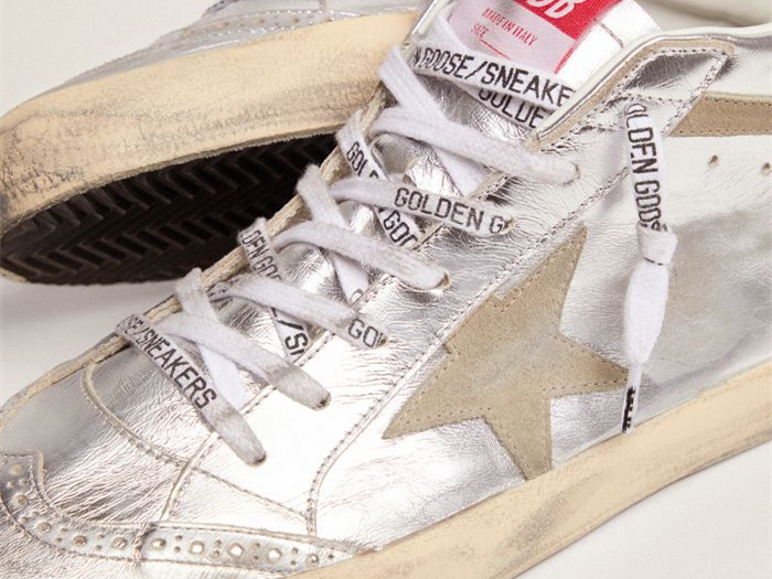 حذاء سنيكرز ميد ستار من GOLDEN GOOSE من الجلد المعدني الفضي مع نجمة وخطين متقاطعين من جلد الشامواه بلون رمادي داكن