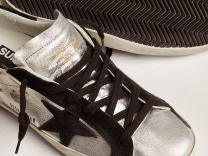 GOLDEN GOOSE حذاء Super-Star نسائي من الجلد الفضي بلمسات متباينة