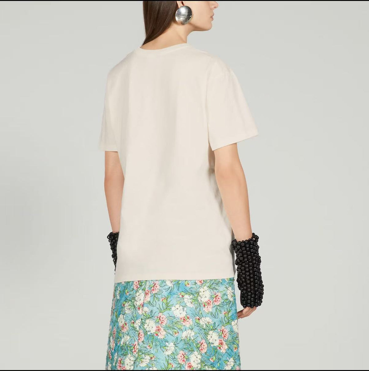 GUCCI - Loose round-neck short-sleeved T-shirt with puppy letter pattern and drop shoulder sleeves, SS23, women's style, beige color.