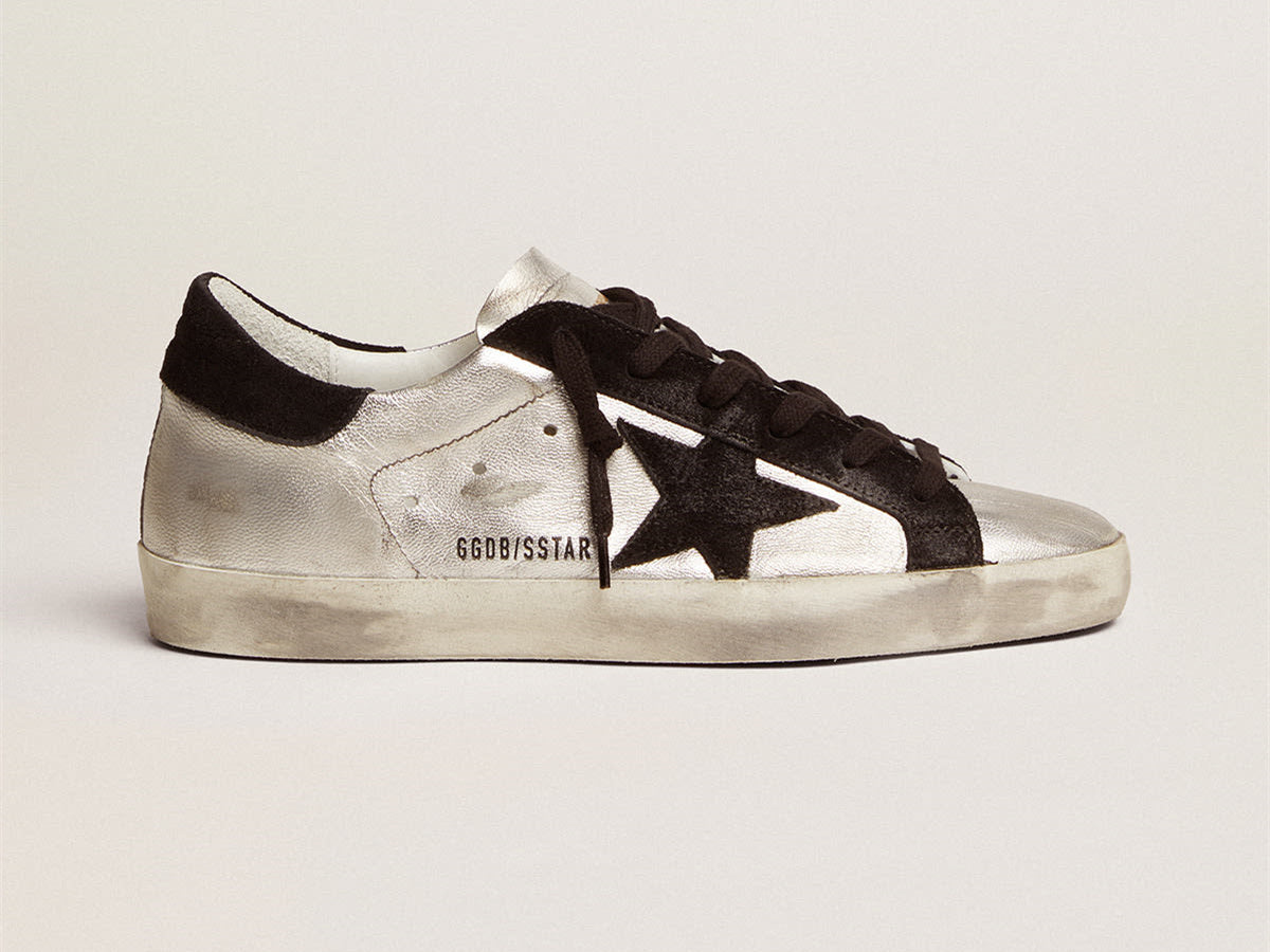 GOLDEN GOOSE حذاء Super-Star نسائي من الجلد الفضي بلمسات متباينة
