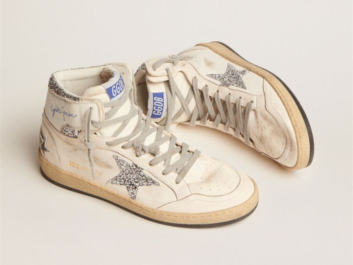 أحذية سنيكرز Sky-Star من GOLDEN GOOSE مع توقيع على الكاحل وتطريز لامع فضي