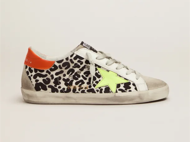 حذاء سنيكرز "سوبر-ستار" بنقشة جلد الفهد والنيون من GOLDEN GOOSE