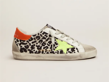 حذاء سنيكرز "سوبر-ستار" بنقشة جلد الفهد والنيون من GOLDEN GOOSE