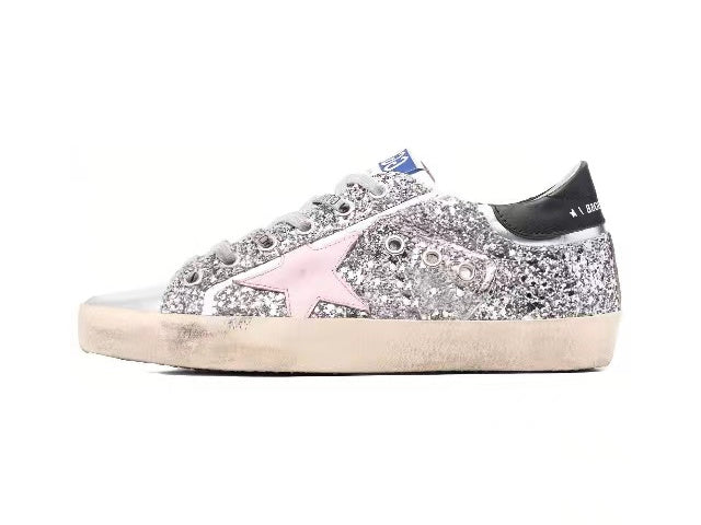 GOLDEN GOOSE حذاء Super-Star نسائي من الجلد الفضي بنجمة وردية