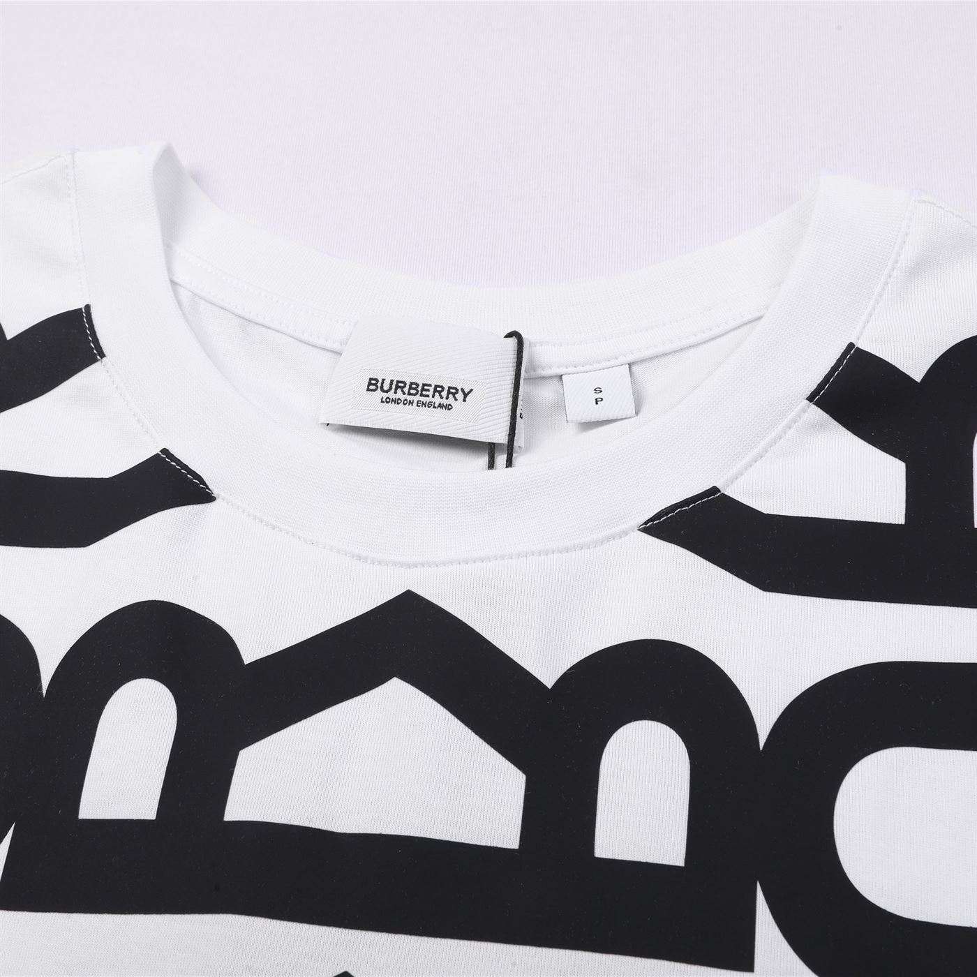 BURBERRY LOGO PRINT COTTON OVERSIZED T-SHIRT IN WHITE – BRS004