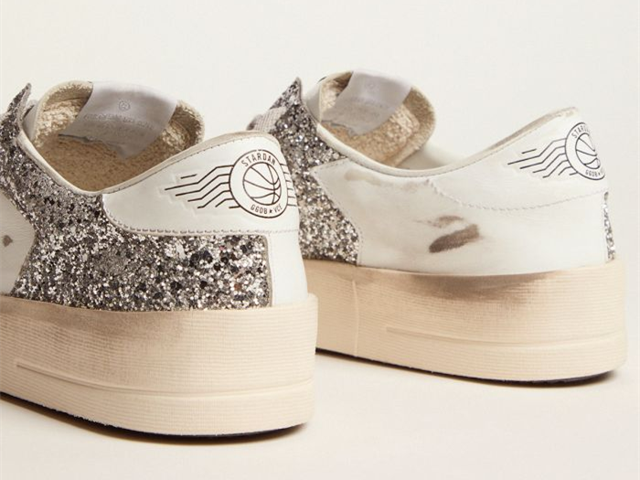 أحذية سنيكرز ستاردان من GOLDEN GOOSE من الجلد الأبيض واللمّاع الفضي