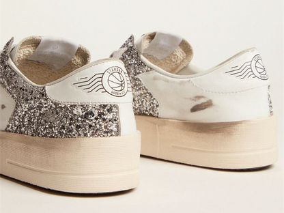 أحذية سنيكرز ستاردان من GOLDEN GOOSE من الجلد الأبيض واللمّاع الفضي