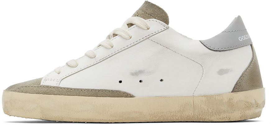GOLDEN GOOSE حذاء سنيكرز سوبر ستار كلاسيك أبيض ورمادي بقصة منخفضة