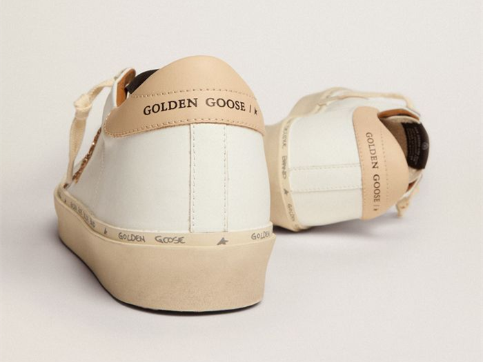 حذاء سنيكرز "هاي ستار" من GOLDEN GOOSE بنجمة لامعة ذهبية وعلامة كعب من الجلد البيج