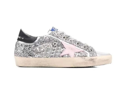 GOLDEN GOOSE حذاء Super-Star نسائي من الجلد الفضي بنجمة وردية